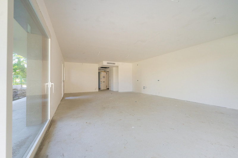 All’interno di un esclusivo parco privato, a breve distanza da Porta San Tomaso, proponiamo un ap...