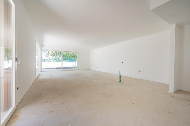 All’interno di un esclusivo parco privato, a breve distanza da Porta San Tomaso, proponiamo un ap...