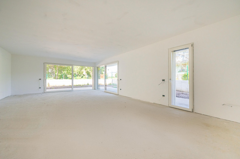 All’interno di un esclusivo parco privato, a breve distanza da Porta San Tomaso, proponiamo un ap...