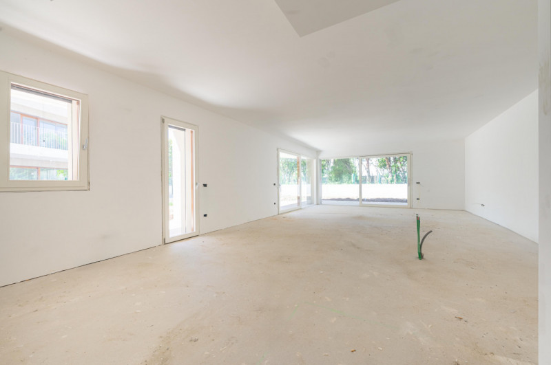 All’interno di un esclusivo parco privato, a breve distanza da Porta San Tomaso, proponiamo un ap...