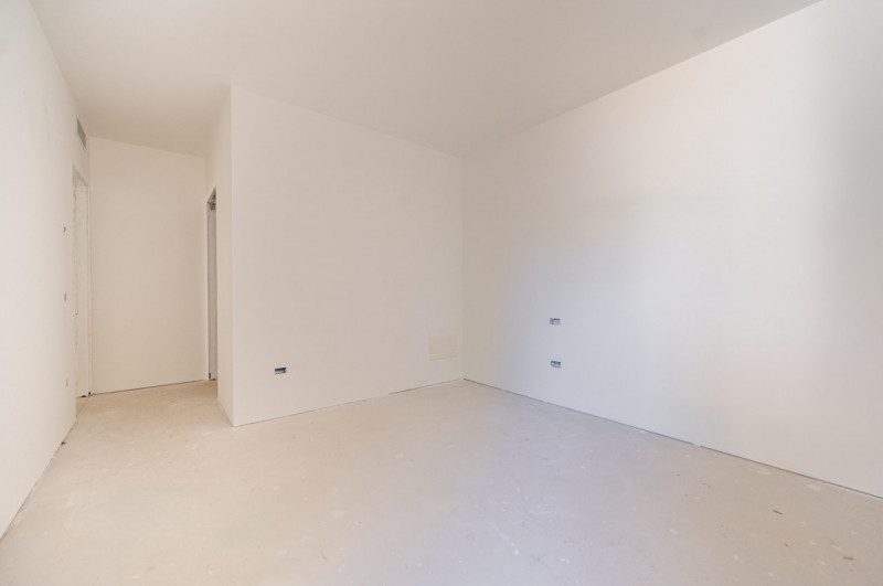 All’interno di un esclusivo parco privato, a breve distanza da Porta San Tomaso, proponiamo un ap...