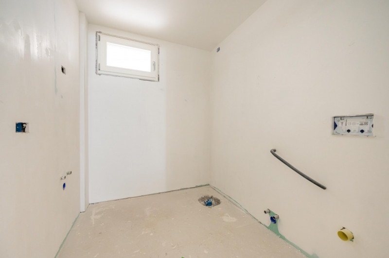 All’interno di un esclusivo parco privato, a breve distanza da Porta San Tomaso, proponiamo un ap...