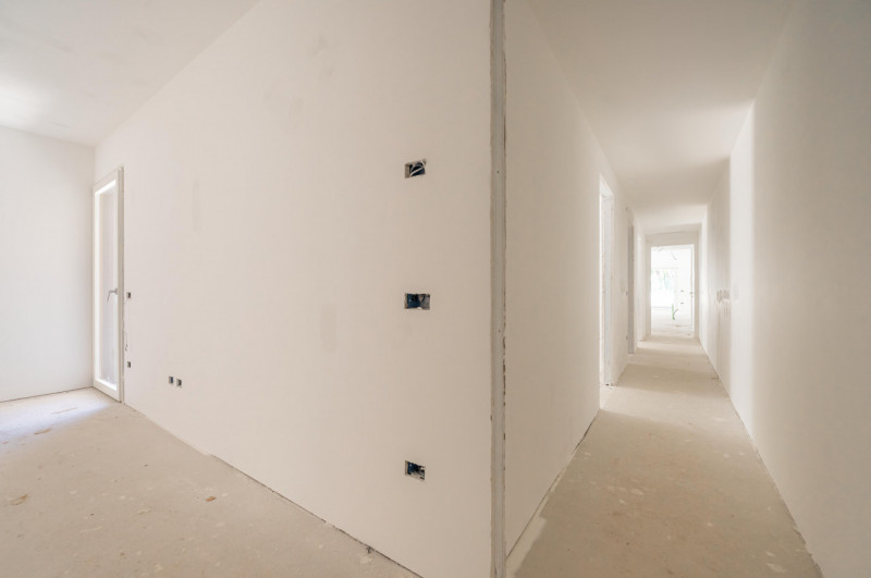 All’interno di un esclusivo parco privato, a breve distanza da Porta San Tomaso, proponiamo un ap...