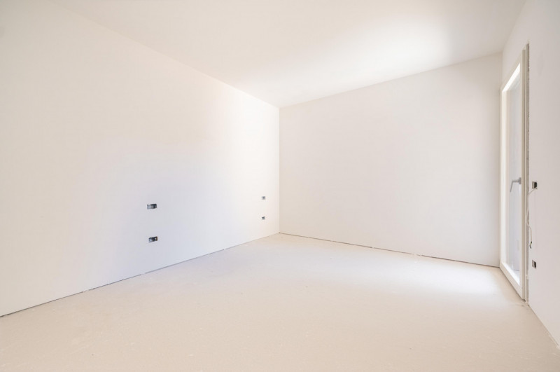 All’interno di un esclusivo parco privato, a breve distanza da Porta San Tomaso, proponiamo un ap...