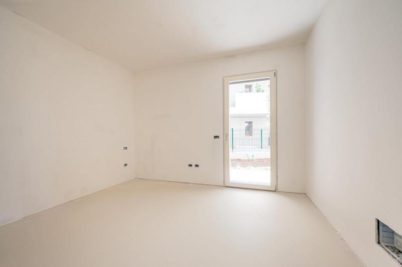 All’interno di un esclusivo parco privato, a breve distanza da Porta San Tomaso, proponiamo un ap...