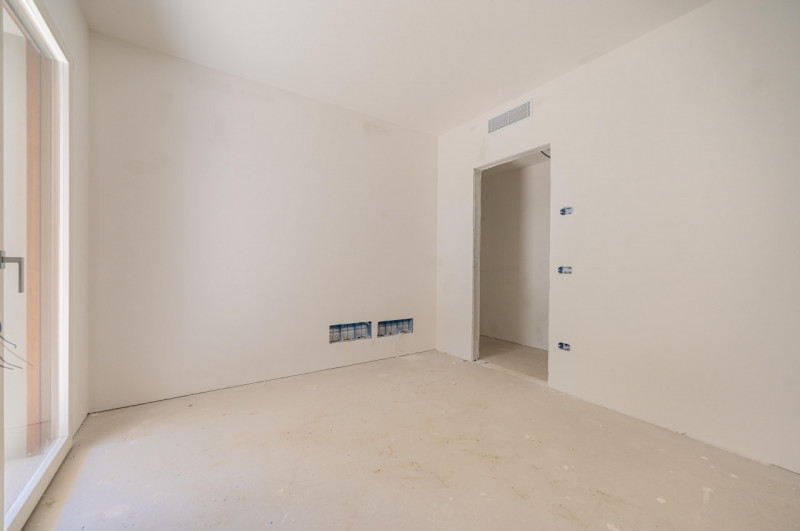 All’interno di un esclusivo parco privato, a breve distanza da Porta San Tomaso, proponiamo un ap...