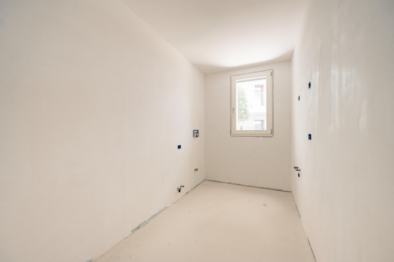 All’interno di un esclusivo parco privato, a breve distanza da Porta San Tomaso, proponiamo un ap...