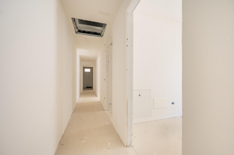 All’interno di un esclusivo parco privato, a breve distanza da Porta San Tomaso, proponiamo un ap...