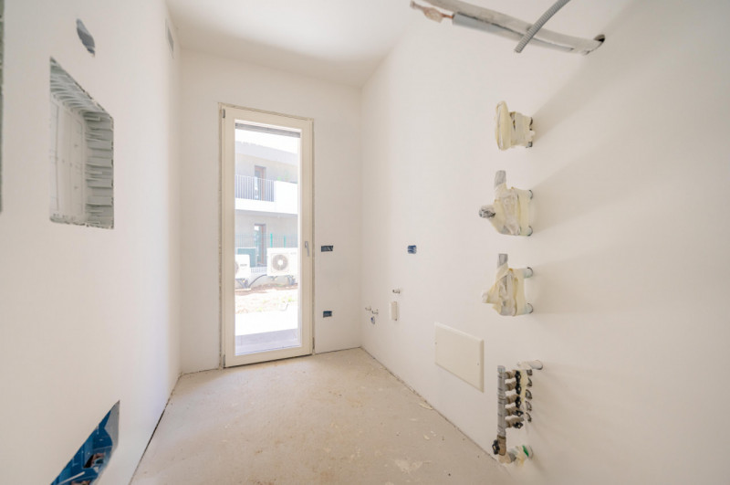 All’interno di un esclusivo parco privato, a breve distanza da Porta San Tomaso, proponiamo un ap...