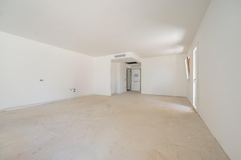 All’interno di un esclusivo parco privato, a breve distanza da Porta San Tomaso, proponiamo un ap...