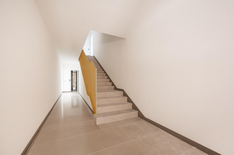 All’interno di un esclusivo parco privato, a breve distanza da Porta San Tomaso, proponiamo un ap...