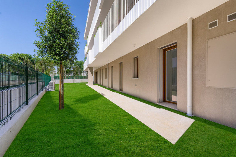 All’interno di un esclusivo parco privato, a breve distanza da Porta San Tomaso, proponiamo un ap...