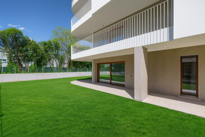 All’interno di un esclusivo parco privato, a breve distanza da Porta San Tomaso, proponiamo un ap...