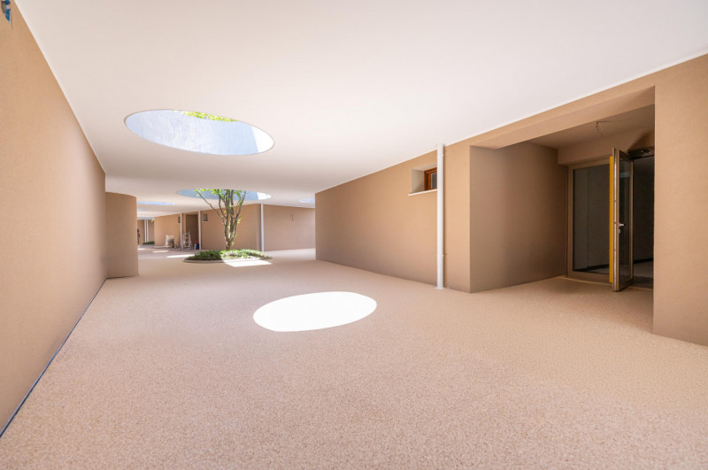 All’interno di un esclusivo parco privato, a breve distanza da Porta San Tomaso, proponiamo un ap...