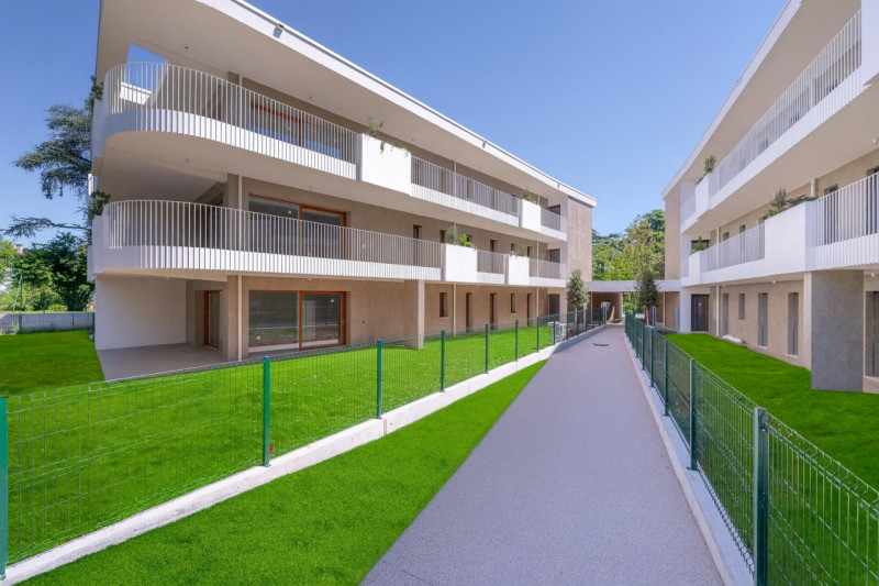 All’interno di un esclusivo parco privato, a breve distanza da Porta San Tomaso, proponiamo un ap...