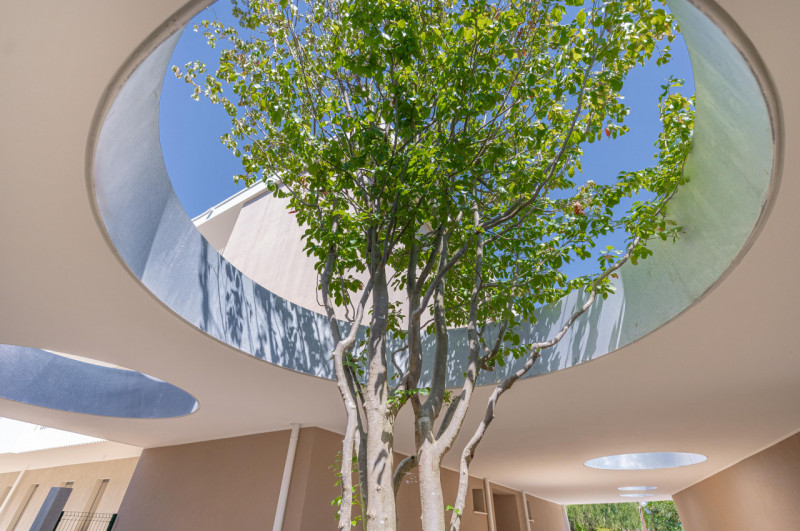 All’interno di un esclusivo parco privato, a breve distanza da Porta San Tomaso, proponiamo un ap...