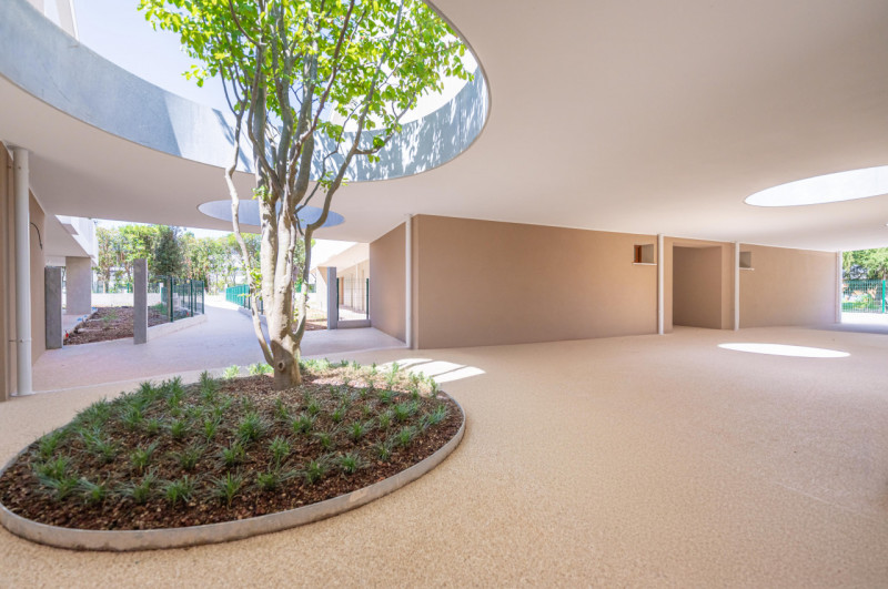 All’interno di un esclusivo parco privato, a breve distanza da Porta San Tomaso, proponiamo un ap...