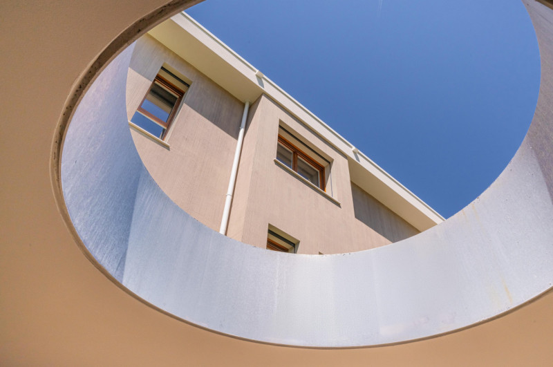 All’interno di un esclusivo parco privato, a breve distanza da Porta San Tomaso, proponiamo un ap...
