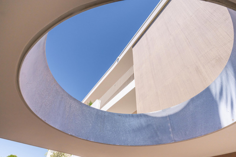 All’interno di un esclusivo parco privato, a breve distanza da Porta San Tomaso, proponiamo un ap...