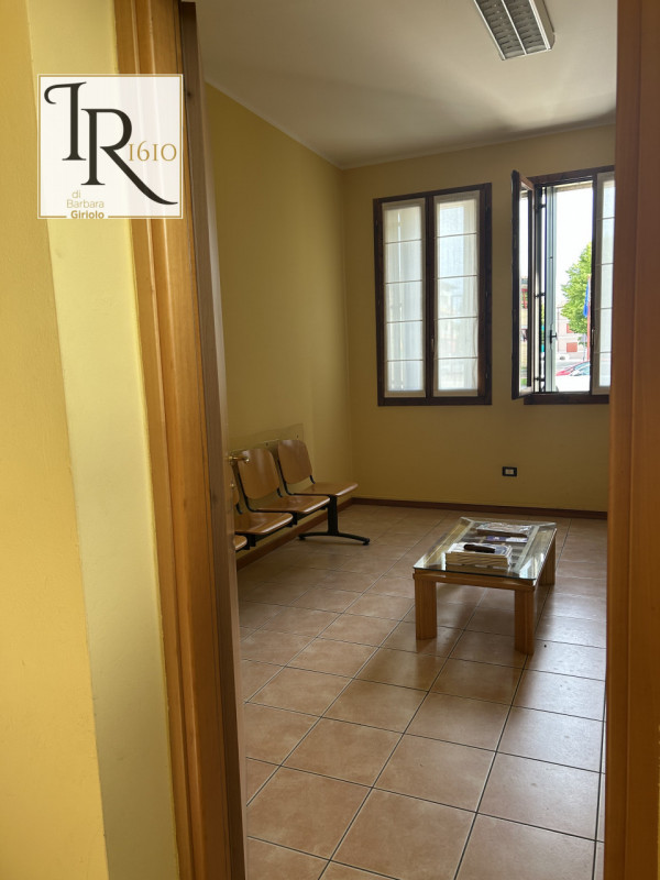 Proponiamo in vendita un versatile immobile al piano terra nel cuore di Castelbaldo, ideale sia c...