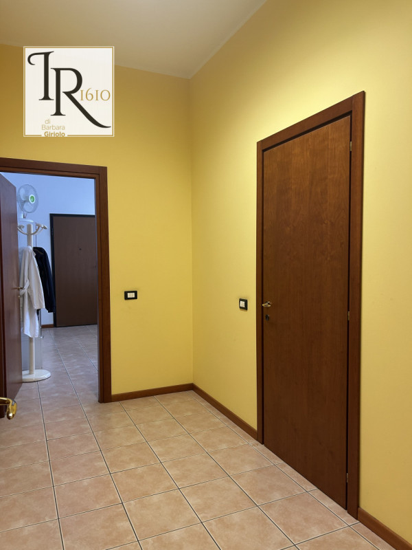 Proponiamo in vendita un versatile immobile al piano terra nel cuore di Castelbaldo, ideale sia c...