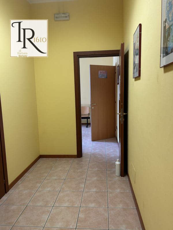 Proponiamo in vendita un versatile immobile al piano terra nel cuore di Castelbaldo, ideale sia c...