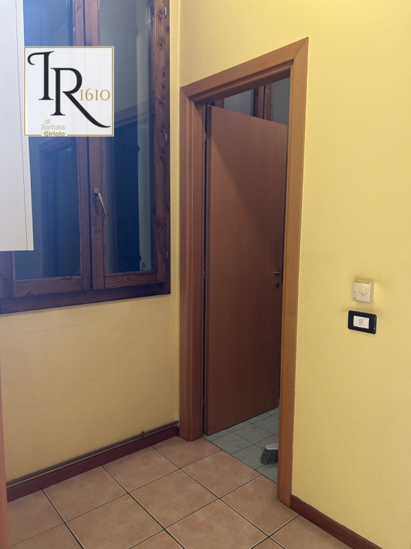 Proponiamo in vendita un versatile immobile al piano terra nel cuore di Castelbaldo, ideale sia c...