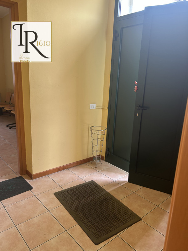 Proponiamo in vendita un versatile immobile al piano terra nel cuore di Castelbaldo, ideale sia c...