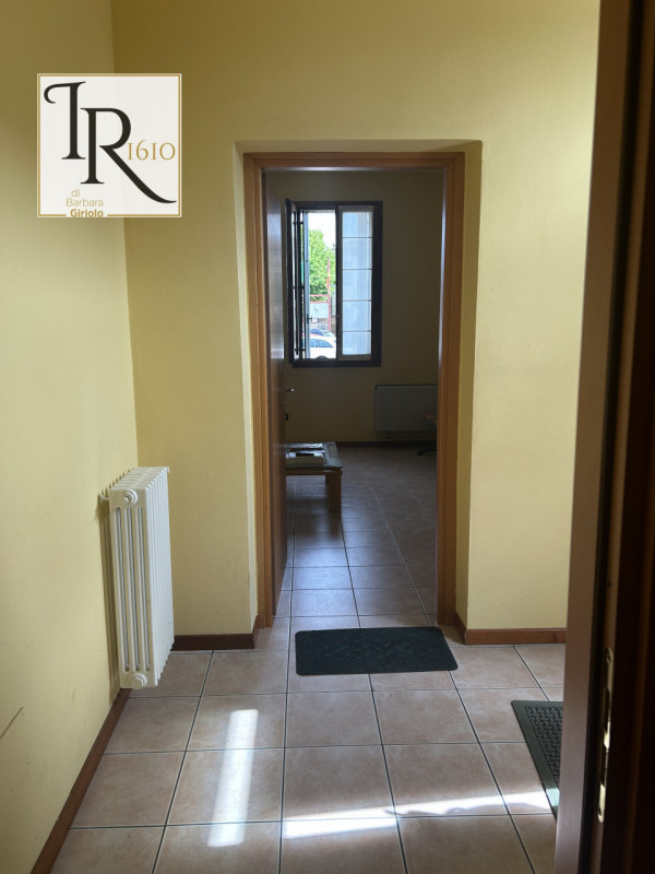 Proponiamo in vendita un versatile immobile al piano terra nel cuore di Castelbaldo, ideale sia c...