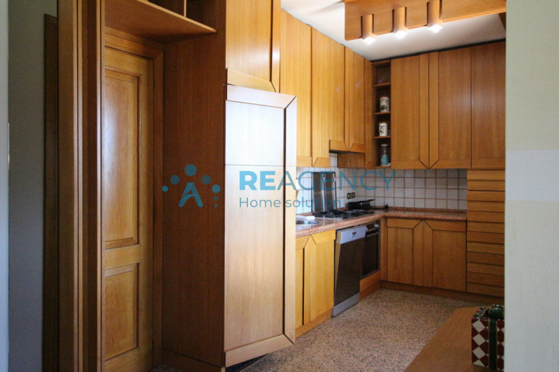 Se stai cercando una soluzione residenziale con ampie metrature, questa elegante villa singola si...