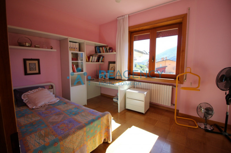 Se stai cercando una soluzione residenziale con ampie metrature, questa elegante villa singola si...