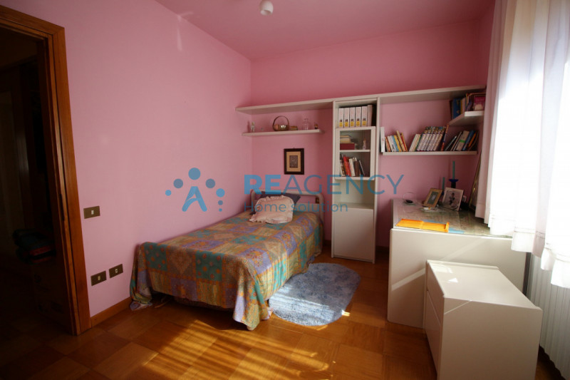 Se stai cercando una soluzione residenziale con ampie metrature, questa elegante villa singola si...