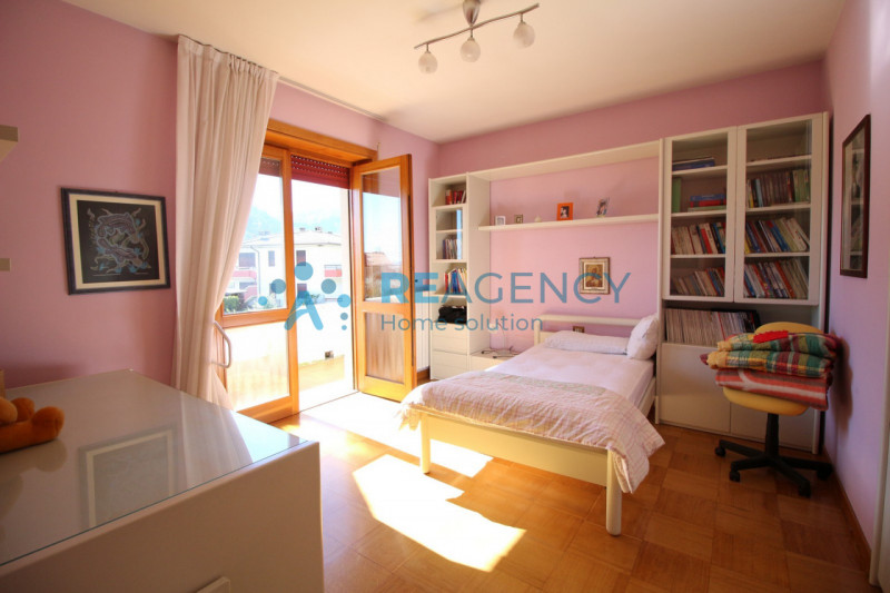 Se stai cercando una soluzione residenziale con ampie metrature, questa elegante villa singola si...