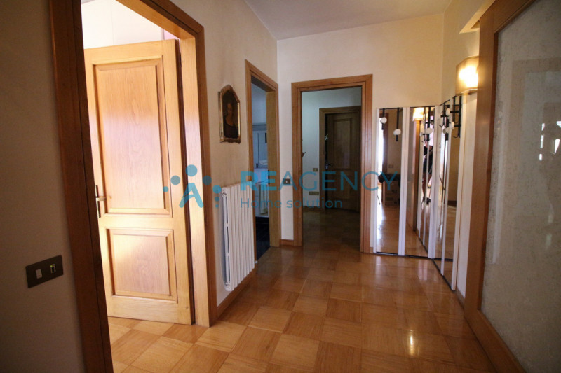 Se stai cercando una soluzione residenziale con ampie metrature, questa elegante villa singola si...