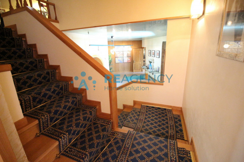 Se stai cercando una soluzione residenziale con ampie metrature, questa elegante villa singola si...