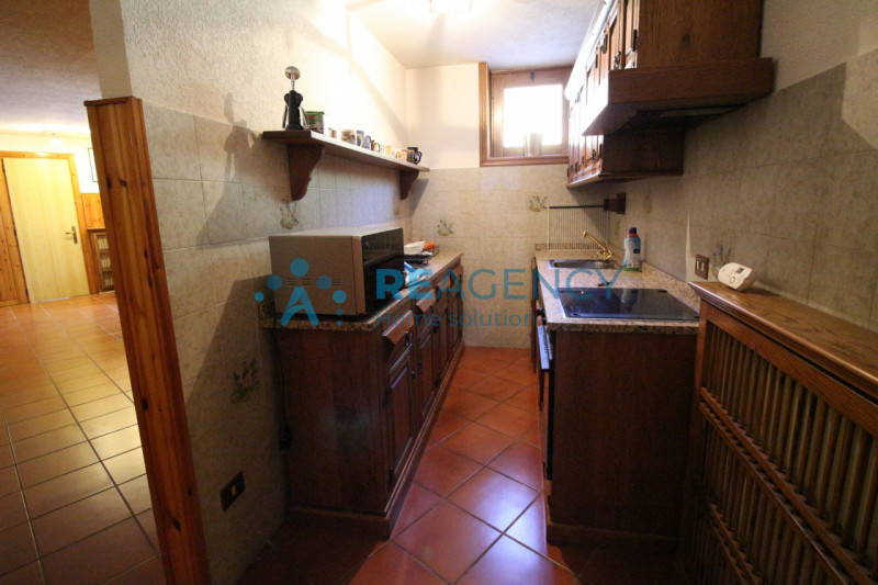 Se stai cercando una soluzione residenziale con ampie metrature, questa elegante villa singola si...