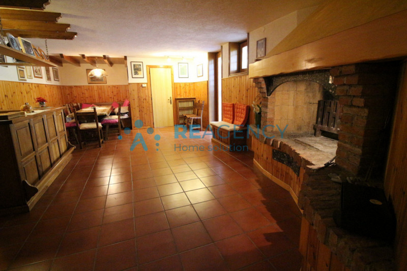 Se stai cercando una soluzione residenziale con ampie metrature, questa elegante villa singola si...