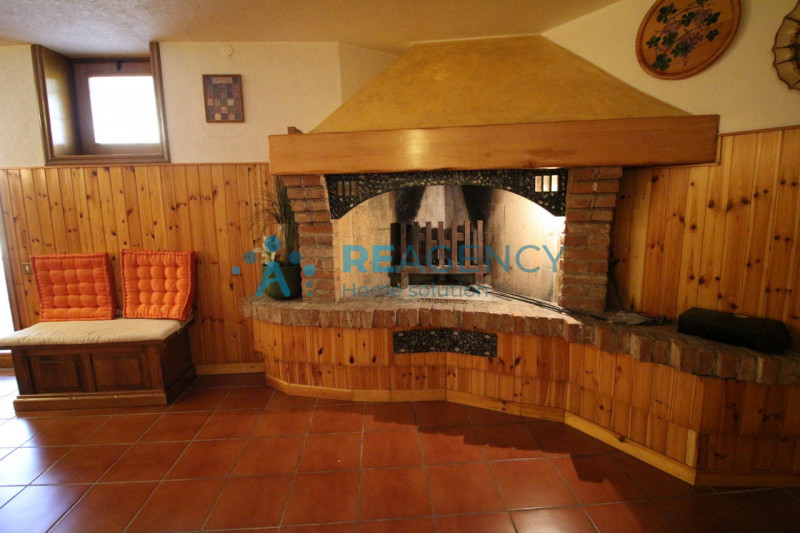 Se stai cercando una soluzione residenziale con ampie metrature, questa elegante villa singola si...