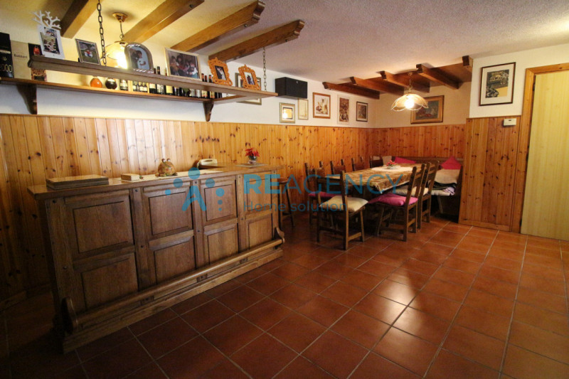 Se stai cercando una soluzione residenziale con ampie metrature, questa elegante villa singola si...