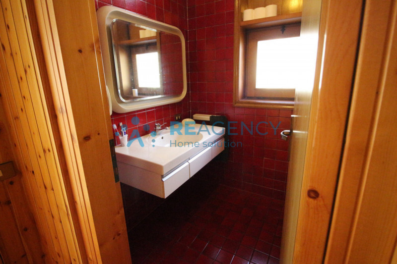 Se stai cercando una soluzione residenziale con ampie metrature, questa elegante villa singola si...