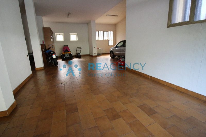 Se stai cercando una soluzione residenziale con ampie metrature, questa elegante villa singola si...