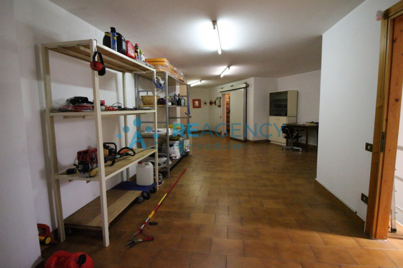 Se stai cercando una soluzione residenziale con ampie metrature, questa elegante villa singola si...