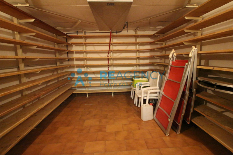 Se stai cercando una soluzione residenziale con ampie metrature, questa elegante villa singola si...