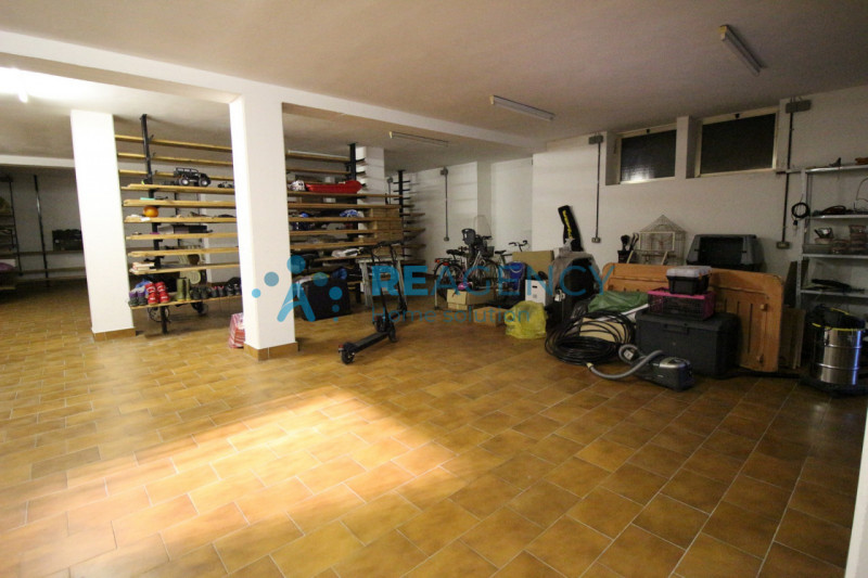 Se stai cercando una soluzione residenziale con ampie metrature, questa elegante villa singola si...