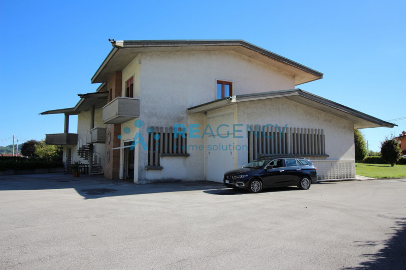 Se stai cercando una soluzione residenziale con ampie metrature, questa elegante villa singola si...