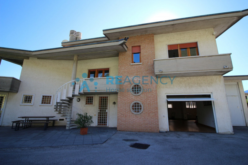 Se stai cercando una soluzione residenziale con ampie metrature, questa elegante villa singola si...