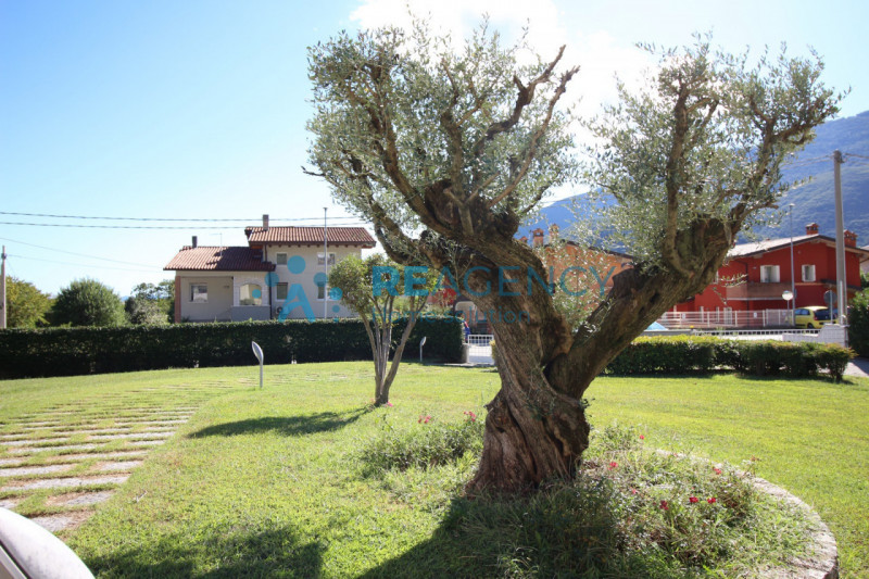 Se stai cercando una soluzione residenziale con ampie metrature, questa elegante villa singola si...