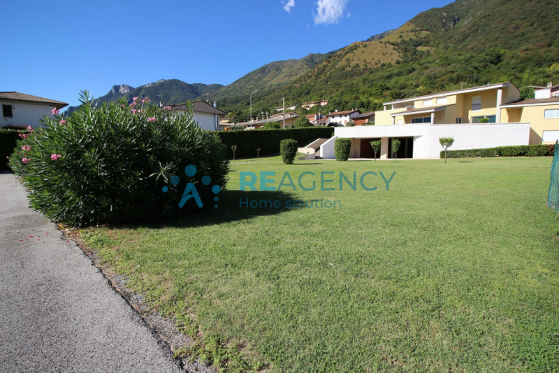 Se stai cercando una soluzione residenziale con ampie metrature, questa elegante villa singola si...