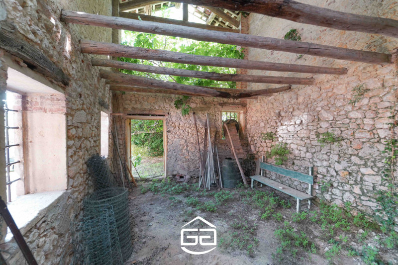 Immagina di aprire le finestre al mattino e trovarti immerso nella quiete della campagna, con il ...