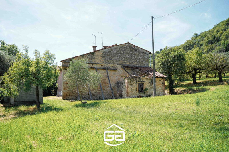 Immagina di aprire le finestre al mattino e trovarti immerso nella quiete della campagna, con il ...